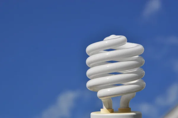 Économisez ampoule d'énergie contre le ciel — Photo