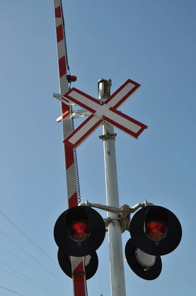 Primo piano ferrovia segno di attraversamento — Foto Stock
