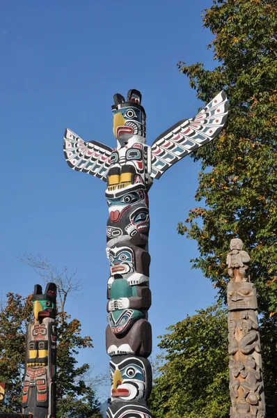 Indian painted totem poles — Stock Photo, Image