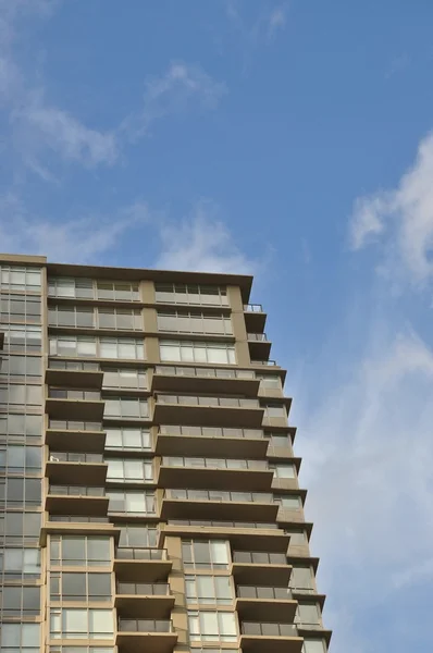 Detalhe do moderno edifício de apartamentos de arranha-céus — Fotografia de Stock