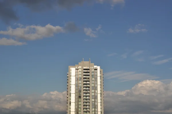 Detalhe do moderno edifício de apartamentos de arranha-céus — Fotografia de Stock
