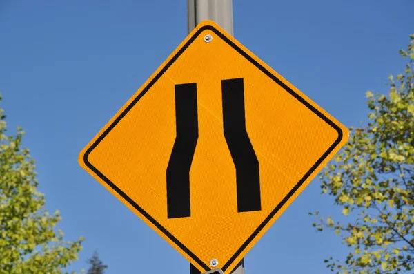 Schmales Straßenschild — Stockfoto