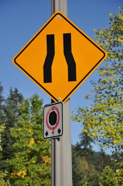 Wąski znak drogowy — Zdjęcie stockowe