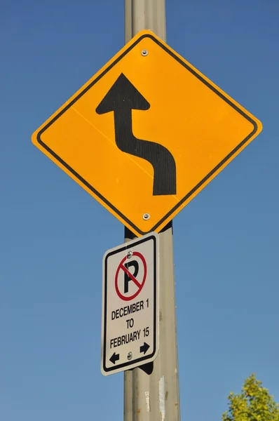 Скользкий дорожный знак — стоковое фото