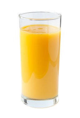 Beyaz arka planda izole edilmiş bir bardak portakal suyu.