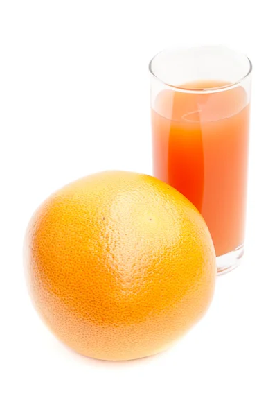 Грейпфрут и стакан сока — стоковое фото
