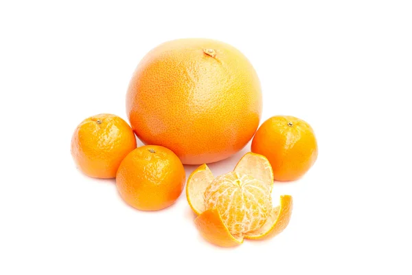 Grejpfrut i mandarynka na białym tle — Zdjęcie stockowe
