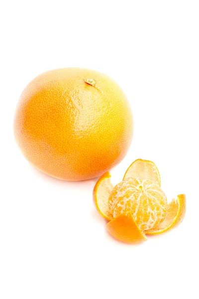 Pompelmo e mandarino isolati su fondo bianco — Foto Stock