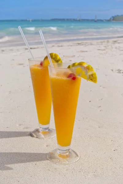 在海滩上的热带美丽鸡尾酒 多米尼加共和国 — 图库照片