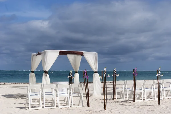 熱帯のビーチ結婚式のための設定 ストック写真