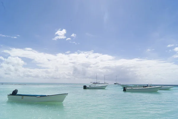 加勒比小船 在加勒比海上美好的一天 — 图库照片