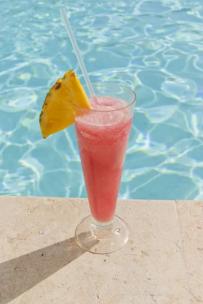 Cocktail exotique près de la piscine — Photo