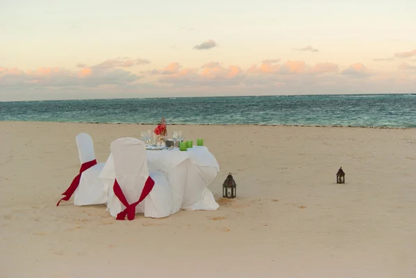 Jantar romântico na praia Imagem De Stock