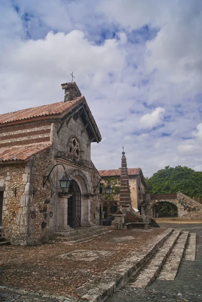 植民地時代の町の古いカリブ教会 — ストック写真