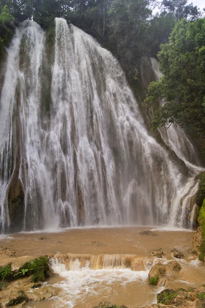 熱帯雨の後の滝 — ストック写真