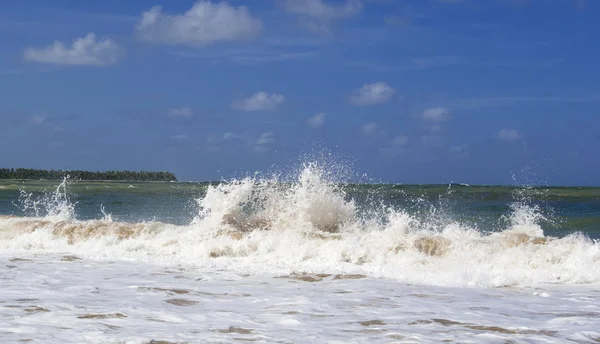 Oceánská vlna prolomila břeh — Stock fotografie