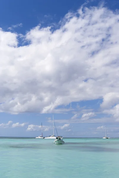 Човни Блакитній Карибській Лагуні — стокове фото