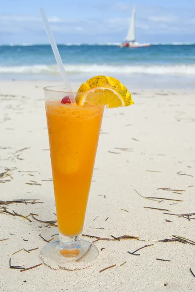 Cocktail Con Rum Succo Frutta Sulla Spiaggia Dei Caraibi — Foto Stock