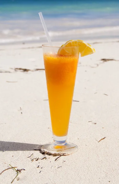 カリブ海のビーチにジュースとラム酒のカクテル — ストック写真