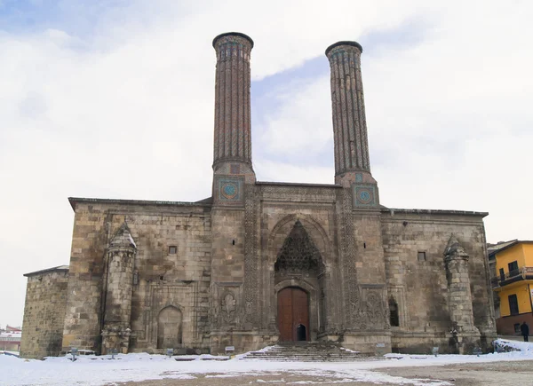 Medresse Minarete Duplo Erzurum, Turquia . Imagem De Stock