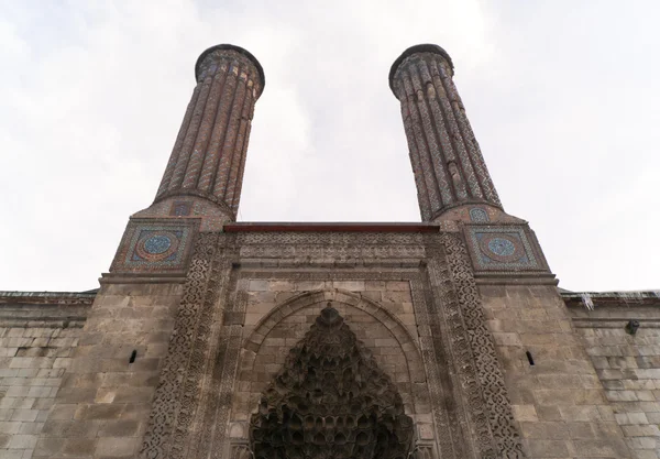 Medresse Minarete Duplo Erzurum, Turquia . Fotos De Bancos De Imagens