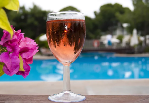 La copa de vino cerca de la piscina — Foto de Stock