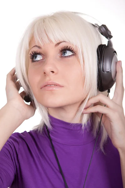A menina em fones de ouvido escuta música — Fotografia de Stock