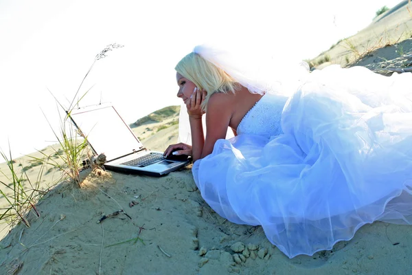 Braut mit Notizbuch lizenzfreie Stockfotos