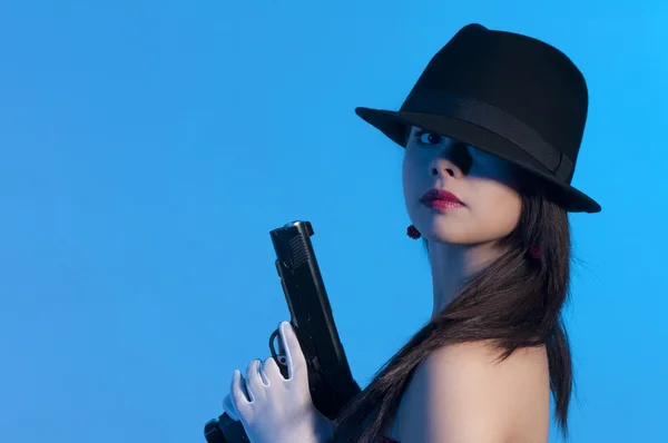 Молода Дівчина Одягнена Елегантно Тримає Пістолет — стокове фото