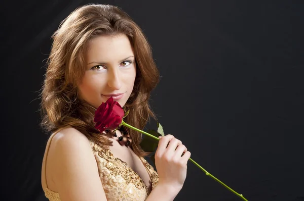 年轻女孩玩红玫瑰收到情人节那天在黑色背景上孤立 — 图库照片