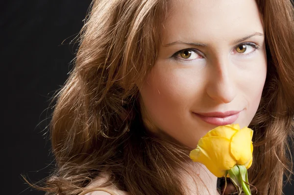 バレンタインの日 黒の背景に分離の黄色いバラ Recived と遊ぶ若い女の子 — ストック写真