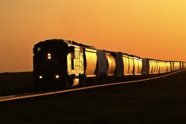tren ve parça yansıtan güneş