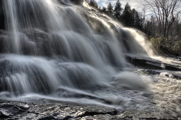 Північного Мічигану вгору водоспади Бонда водоспад — стокове фото