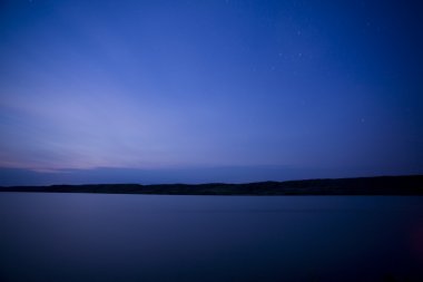 Kuzey lake akşam günbatımı Kanada'da alacakaranlıkta