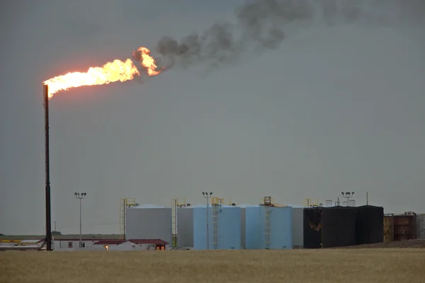 Пламя Нефтяного Месторождения Сжигает Насос Нефтяной Скважины — стоковое фото