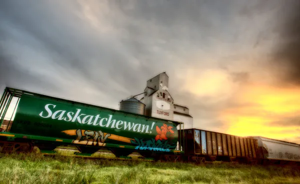 サスカチュワンの穀物エレベーター タックスフォード鉄道車両輸送 — ストック写真