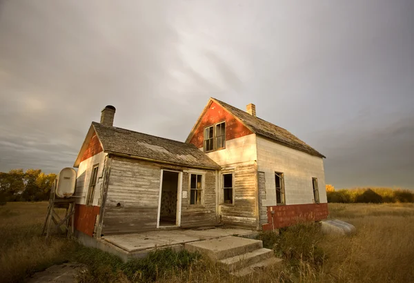 被遗弃的农舍在加拿大萨斯喀彻温日落 — 图库照片