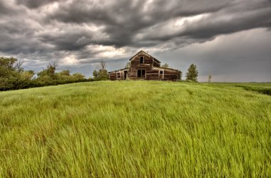 terk edilmiş çiftlik binaları saskatchewan Kanada fırtına bulutları çayır