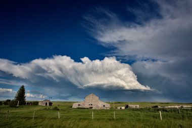 terk edilmiş çiftlik binaları saskatchewan