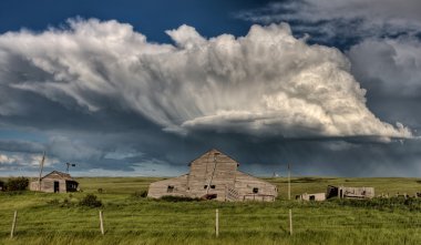 terk edilmiş çiftlik binaları saskatchewan Kanada fırtına bulutları çayır