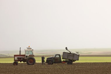 yaşlı çiftçi grubu araçlarda çalışma