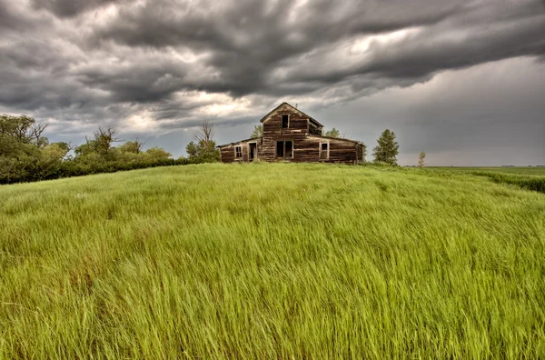 Abandonado Fazenda Edifícios Saskatchewan Canadá Tempestade Nuvens Pradaria — Fotografia de Stock