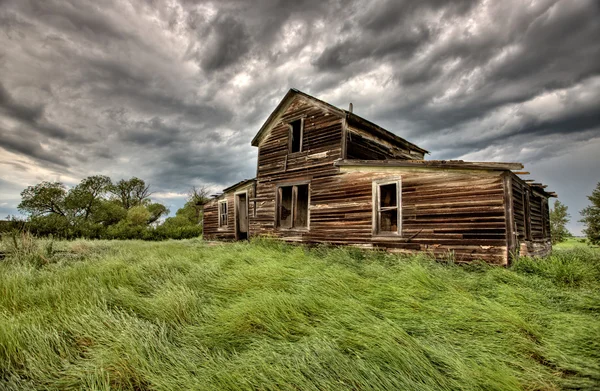 Заброшенные Фермерские Дома Саскачеван Канада Грозовые Облака Прерии — стоковое фото