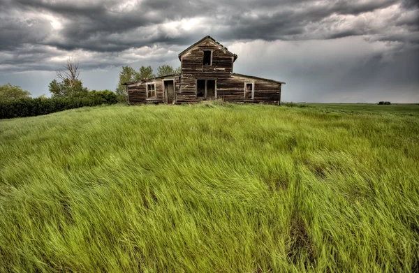 被遗弃的农场建筑物萨斯喀彻温加拿大暴风雨的乌云草原 — 图库照片
