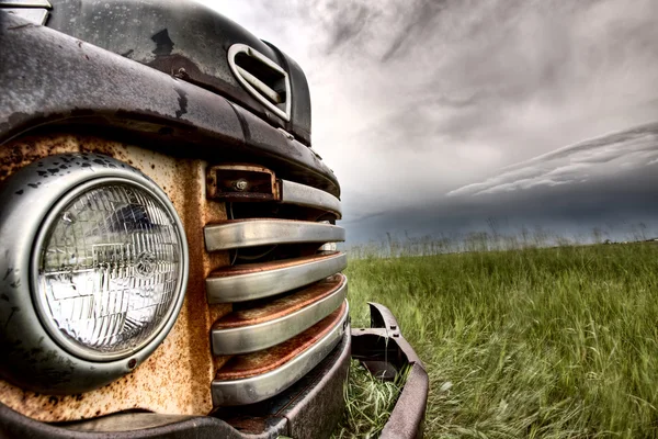 Oude vintage vrachtwagen oon de prairie — Stockfoto