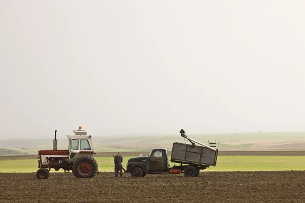 古い農家が取り組んでいる農家運搬車 — ストック写真