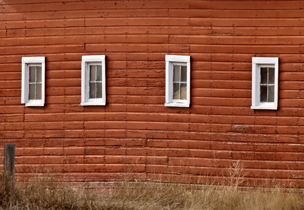 Старий Червоний Барн Вікнами — стокове фото