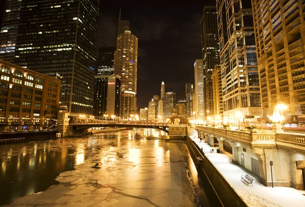 シカゴのダウンタウン街夜の写真撮影 — ストック写真