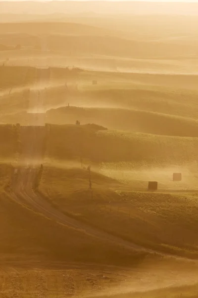 Nebbia di terra lungo strade e campi — Foto Stock