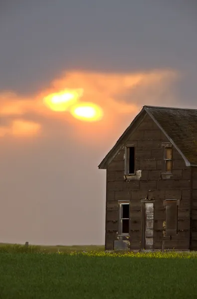 曇りの日の古い農家の家 — ストック写真